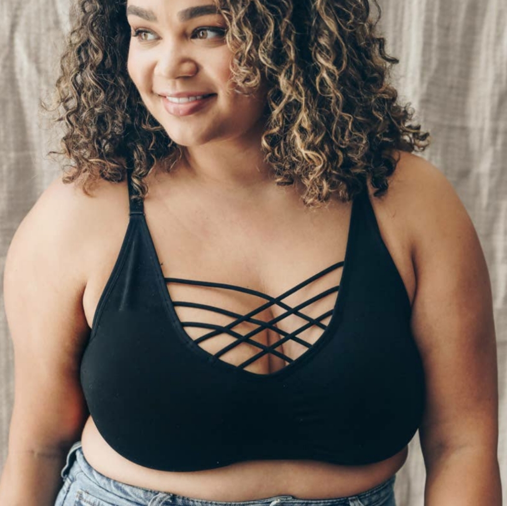 Plus size strappy bralette in black
